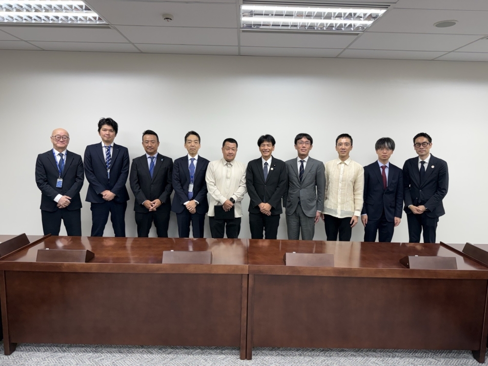 Parliamentary Vice-Minister SHIMADA taking a group photo with Japanese business representatives 