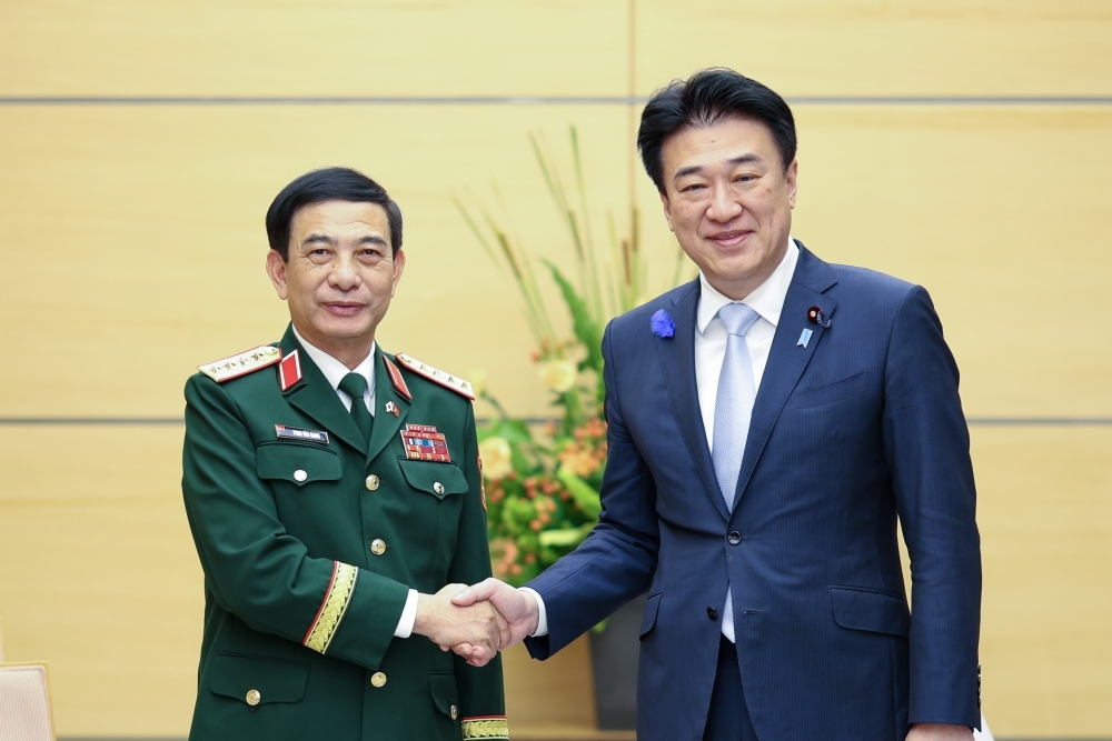 Chief Cabinet Secretary KIHARA shaking hands with Dr. Giang, Deputy Prime Minister and Minister of National Defence of Viet Nam