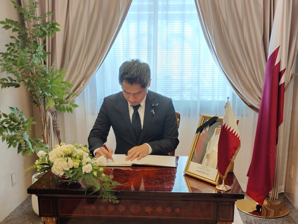 Parliamentary Vice-Minister for Foreign Affairs ONISHI, signing the condolence book