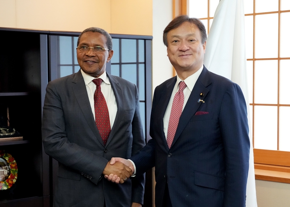 State Minister HORII shaking hands with H.E. Kikwete, Board Chair of GPE