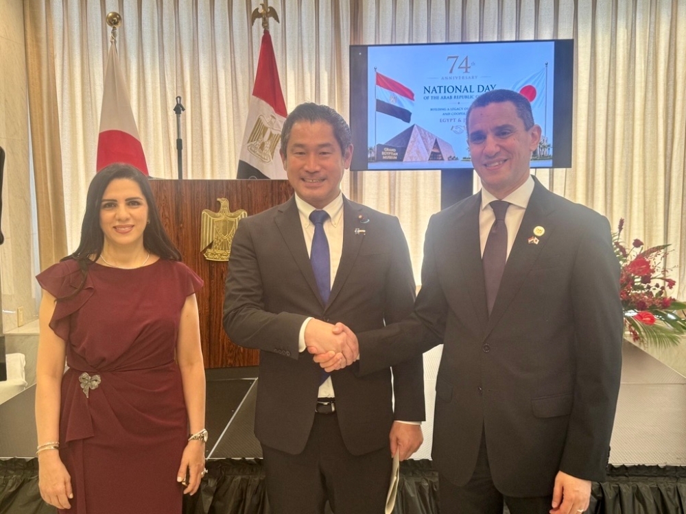 Parliamentary Vice-Minister ONISHI shaking hands with H.E. Mr. ELETREBY, Ambassador of Egypt to Japan, and Mrs. ELETREBY