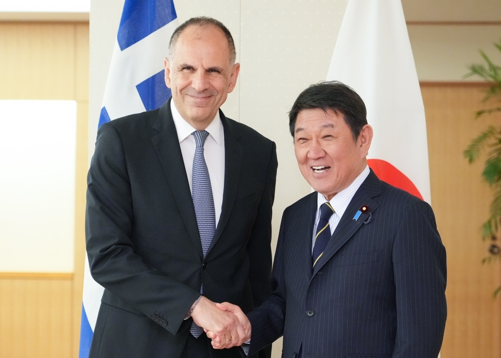 Foreign Minister MOTEGI shaking hands with Mr. Gerapetritis, Minister of Foreign Affairs of the Hellenic Republic