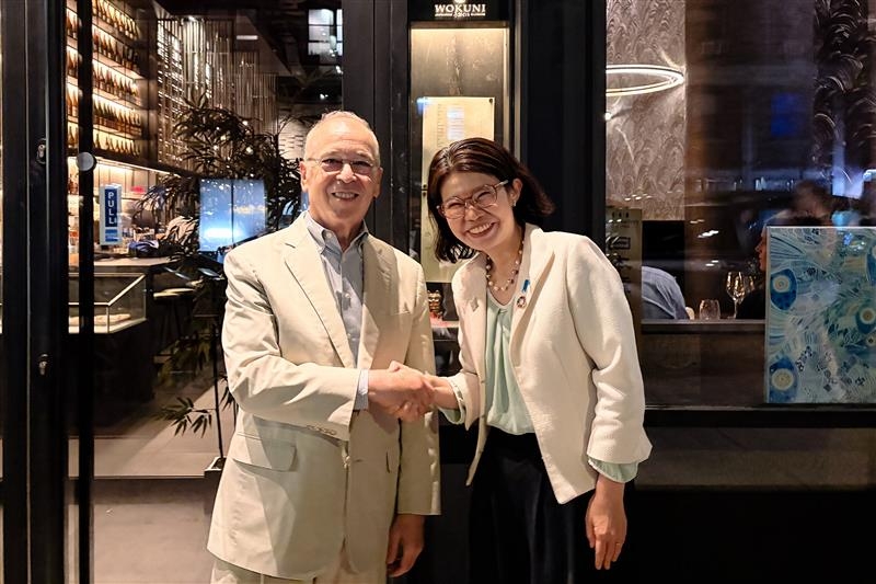State Minister KUNIMITSU shaking hands with Mr. Daniel R. Russel, Distinguished Fellow for International Security and Diplomacy at the Asia Society Policy Institute