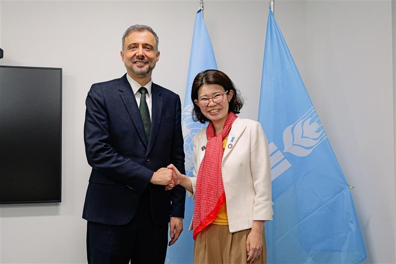 State Minister KUNIMTSU shaking hands with Dr. Alvaro Lario, President of IFAD