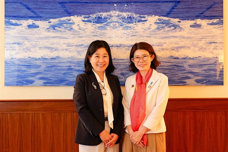Two shot of State Minister KUNIMITSU and Ms. Kato, Executive Director of JCIE, USA