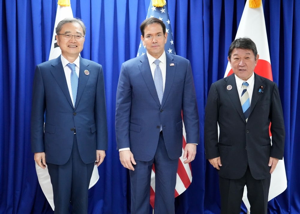 Group photo of the Japan-U.S.-ROK Foreign Ministers
