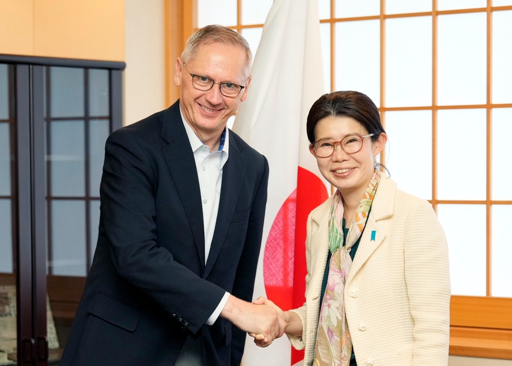 State Minister Kunimitsu shaking hands with Ambassador HRASTIĆ