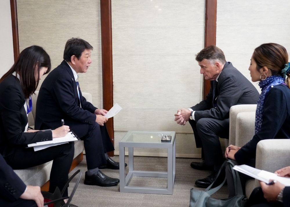 Foreign Minister Motegi exchanging views with Mr. Saunders