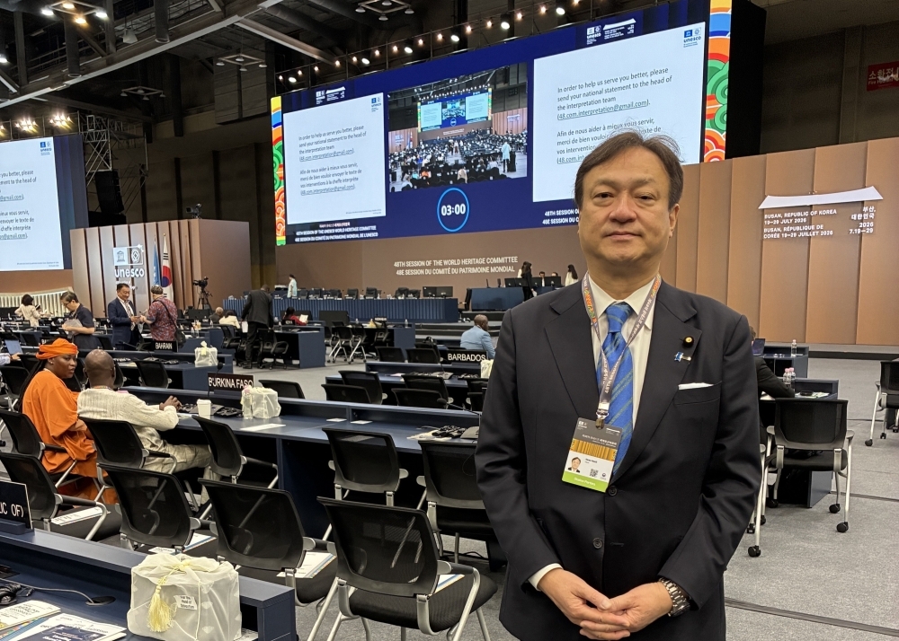 State Minister Horii taking a picture in the meeting room of the UNESCO
