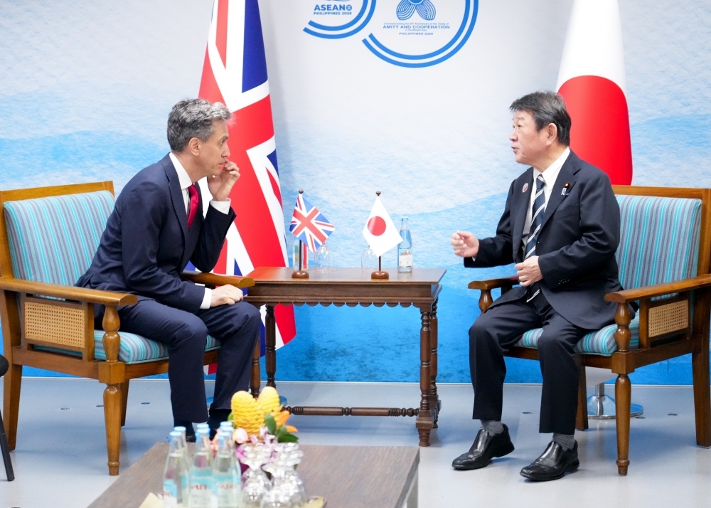 The two ministers holding a meeting