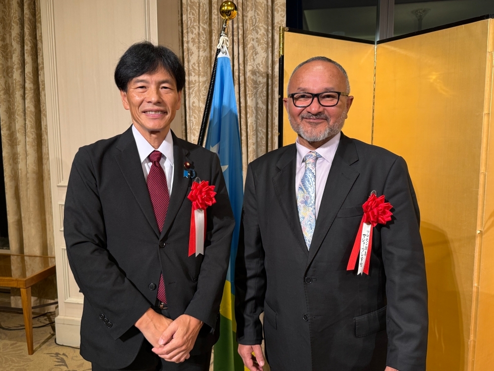 Commemorative photo with Prime Minister Wale and Parliamentary Vice-Minister SHIMADA