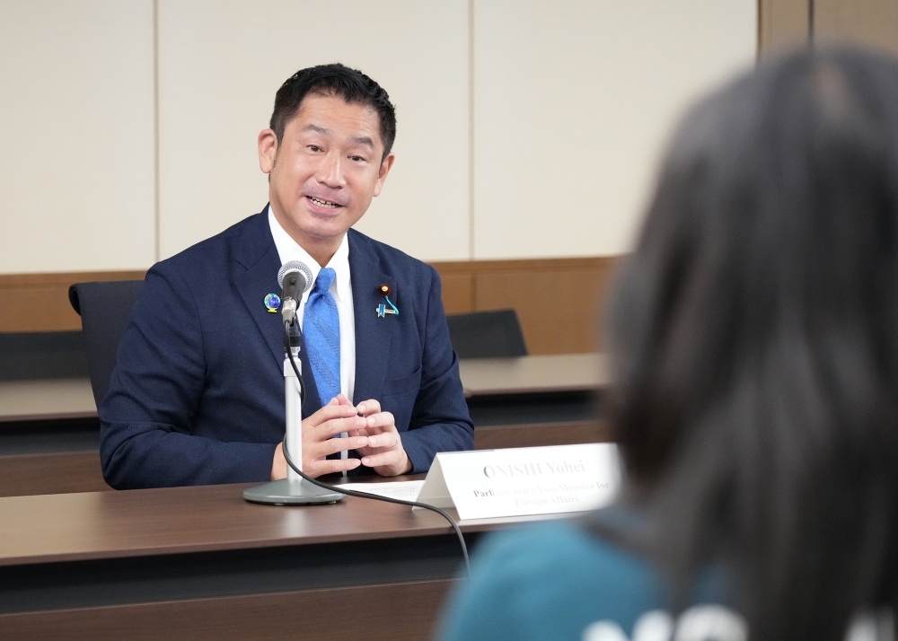 Parliamentary Vice-Minister ONISHI answering questions from high school students