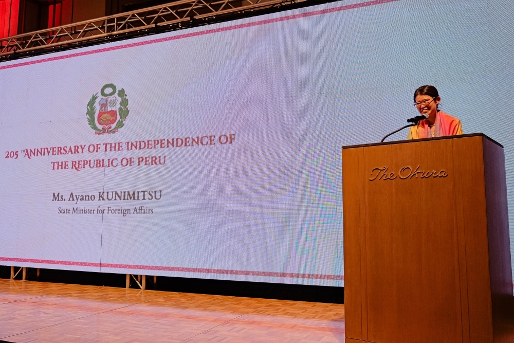 State Minister Kunimitsu speaking in front of the participants