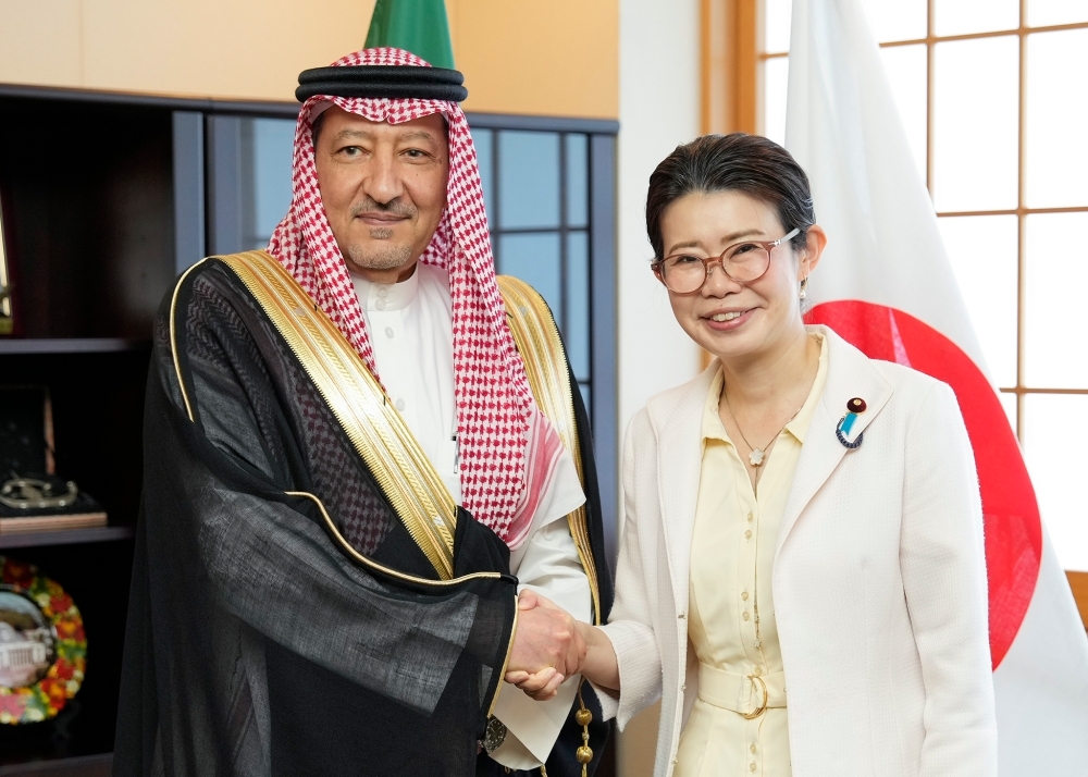 State Minister KUNIMITSU shaking hands with H.E. Eng. El-Khereiji, Vice Minister of Foreign Affairs of Saudi Arabia
