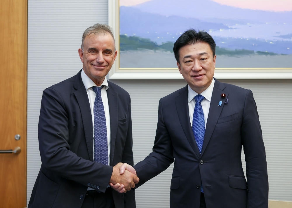 Chief Cabinet Secretary KIHARA shaking hands with DG Barabaschi 