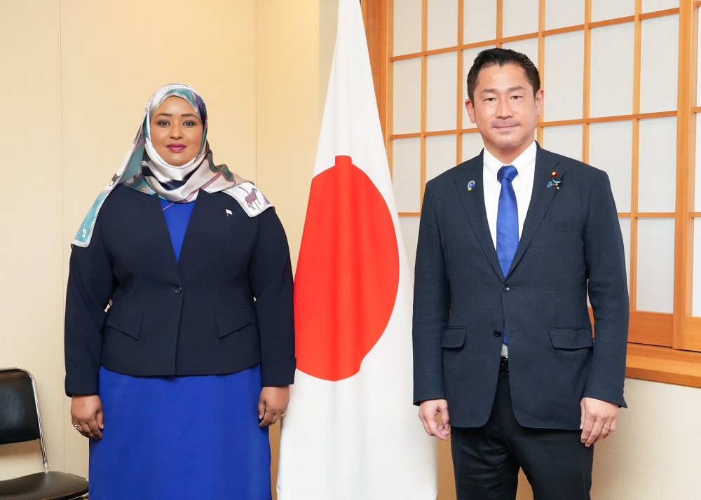 A two-shot of Parliamentary Vice-Minister ONISHI and H.E. Dr. HODAN, Ambassador of Somalia to Japan