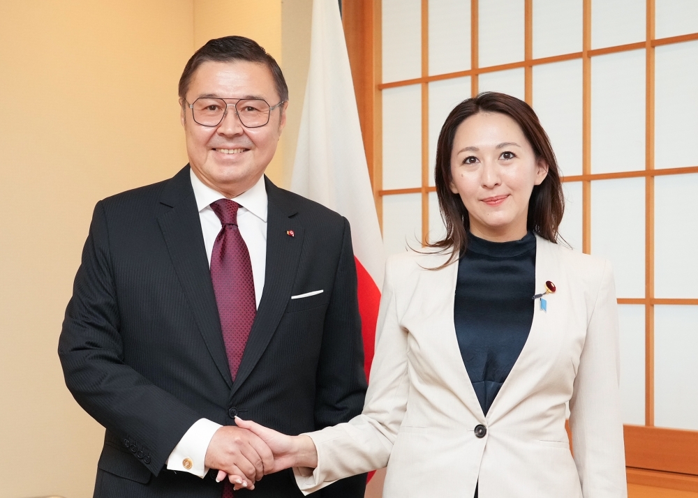Parliamentary Vice-Minister Eri shaking hands with Ambassador Baudarbek-Kozhatayev
