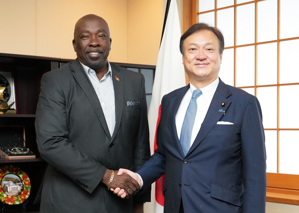 State Minister HORII shaking hands with the Honourable NICHOLAS, Minister for Information, Communication Technologies (ICTs), Utilities and Energy of Antigua and Barbuda