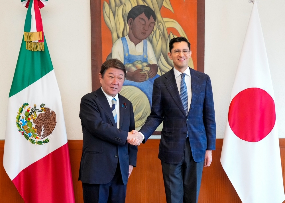 Foreign Minister MOTEGI shaking hands with Secretary Velasco