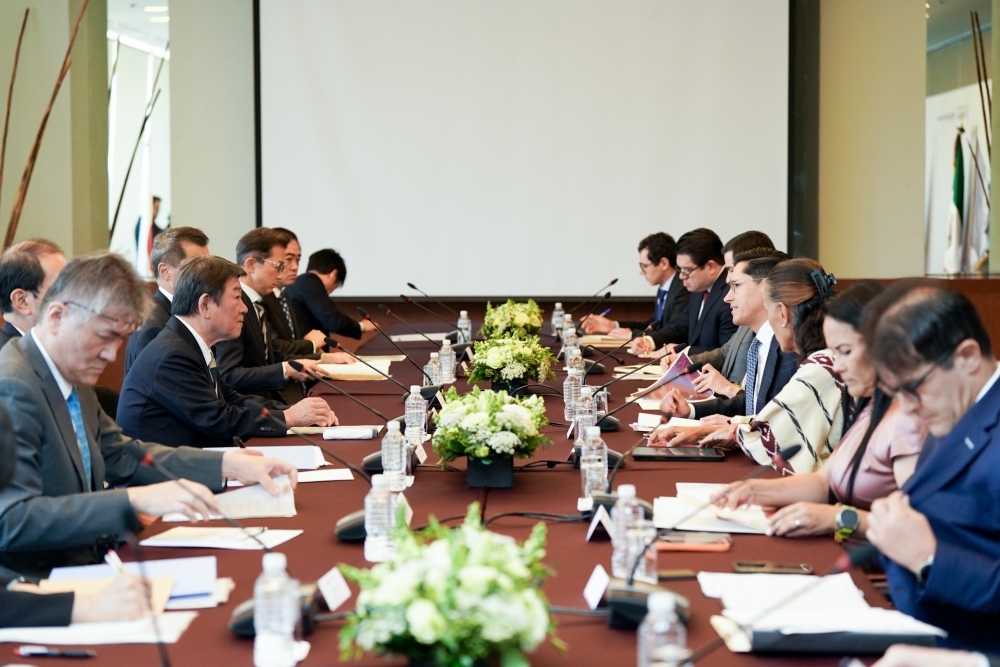 Meeting between Foreign Minister MOTEGI and Secretary Velasco