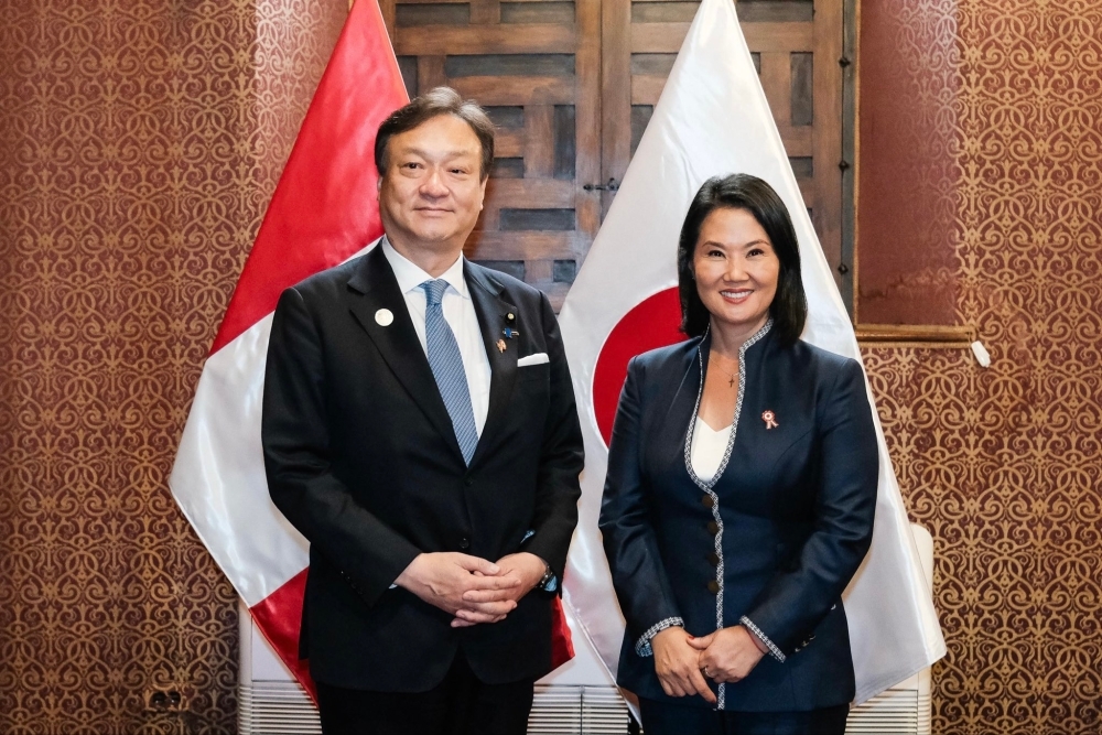 State Minister HORII and President-elect Keiko Sofia Fujimori Higuchi taking a photo in front of the flags of Japan and Peru