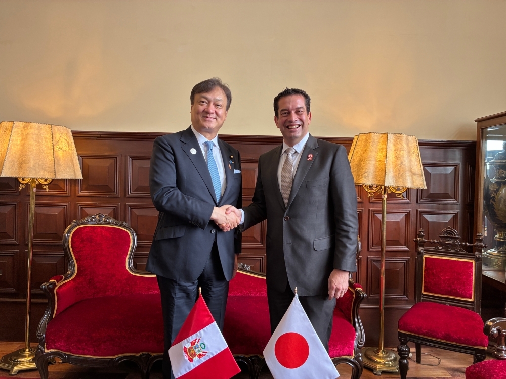 State Minister HORII shaking hands with President of the Congress Miguel Angel Torres Morales