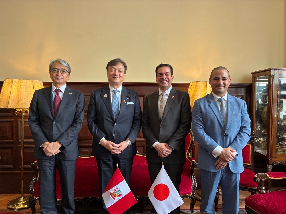 State Minister HORII taking a commemorative photo with the Peru-Japan Parliamentary Friendship League