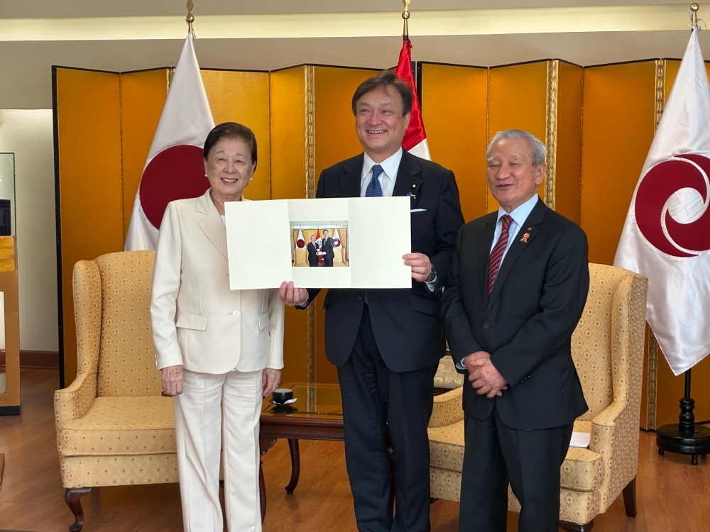 State Minister HORII receives a commemorative photo from the executives of the Peruvian Japanese Association