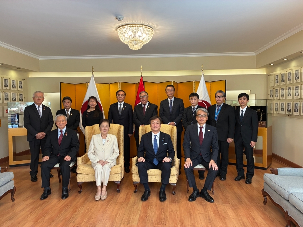 Commemorative photo of State Minister HORII with the members of the Peruvian Japanese Association