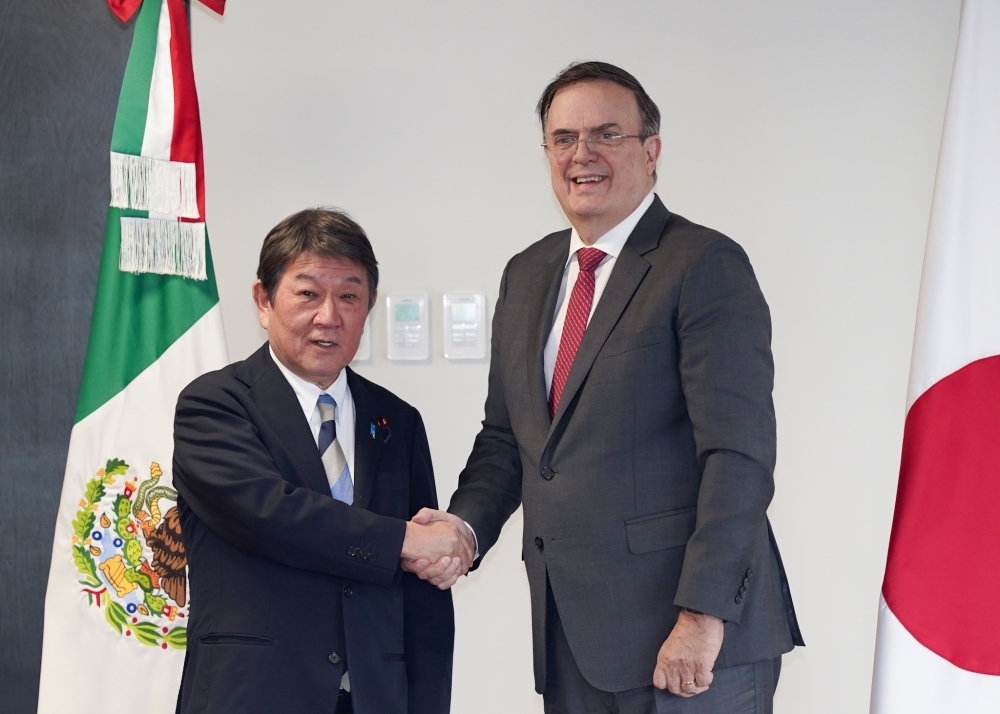 Foreign Minister MOTEGI shaking hands with Secretary Ebrard
