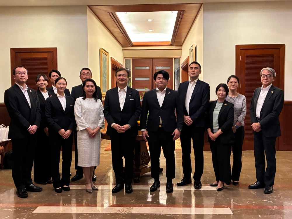 State Minister HORII taking a photo with JICA cooperation volunteers and experts 