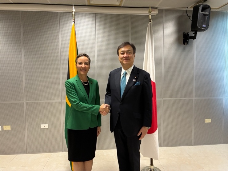 State Minister HORII shaking hands with Minister of Foreign Affairs and Foreign Trade Johnson Smith