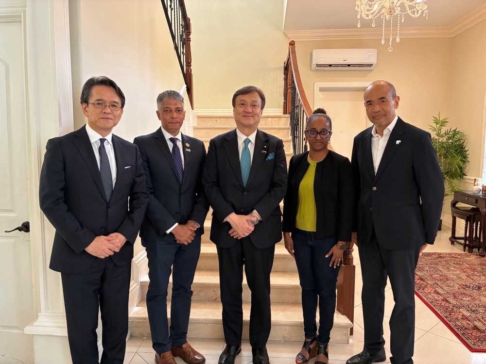 State Minister HORII taking a photo with Jamaican business community representatives