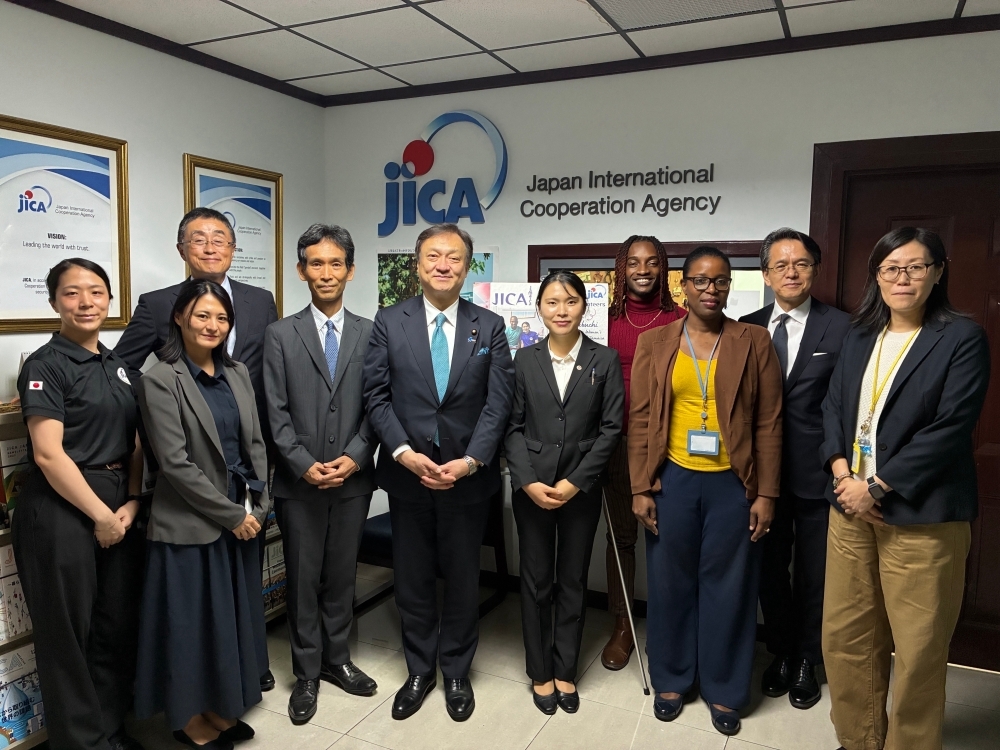 State Minister HORII taking a commemorative photo with JICA volunteers at the JICA office