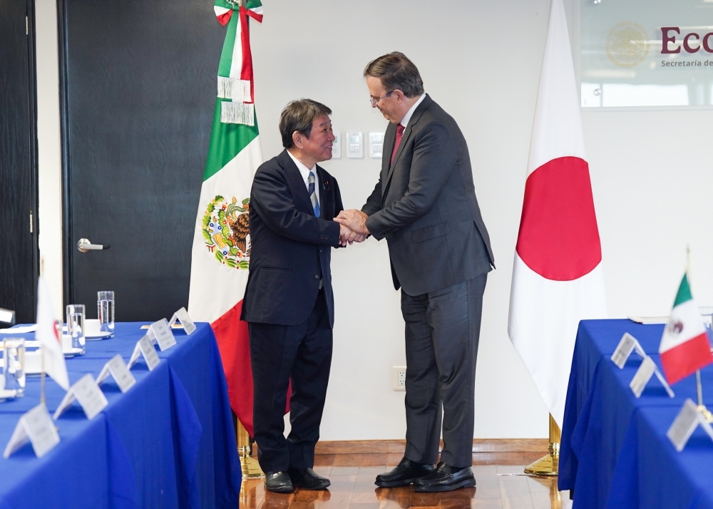 Foreign Minister MOTEGI shaking hands with Secretary Ebrard