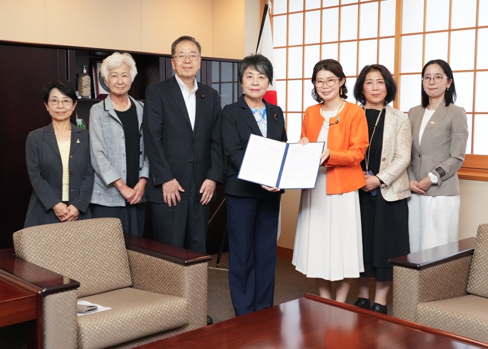 State Minister KUNIMITSU receiving a letter of request from Chair KAMIKAWA