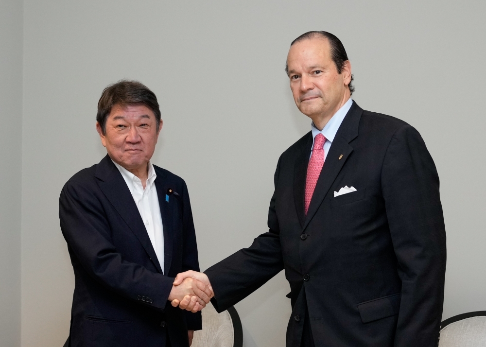Foreign Minister MOTEGI shakes hands with Foreign Minister ACHA