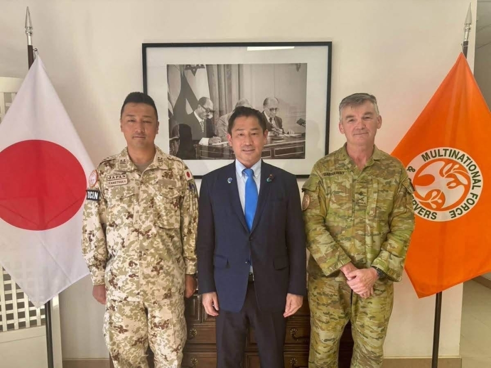 Commemorative photo of Parliamentary Vice-Minister for Foreign Affairs ONISHI’s Visit to the South Camp of the Multinational Force and Observers