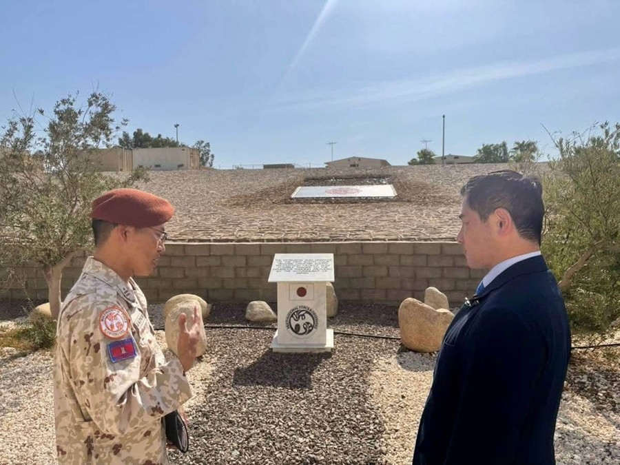 Parliamentary Vice-Minister for Foreign Affairs ONISHI observing infrastructural facilities