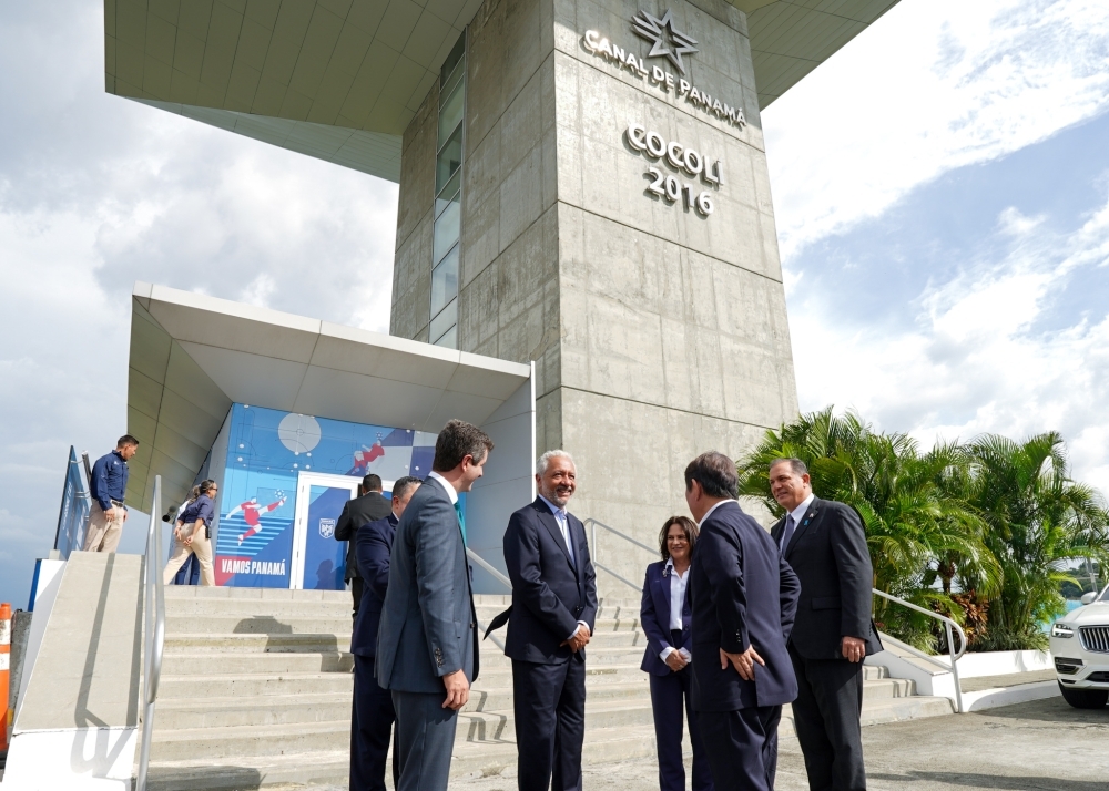 Foreign Minister MOTEGI welcomed by H.E. Dr. Ricaurte Vásquez at the Panama Canal