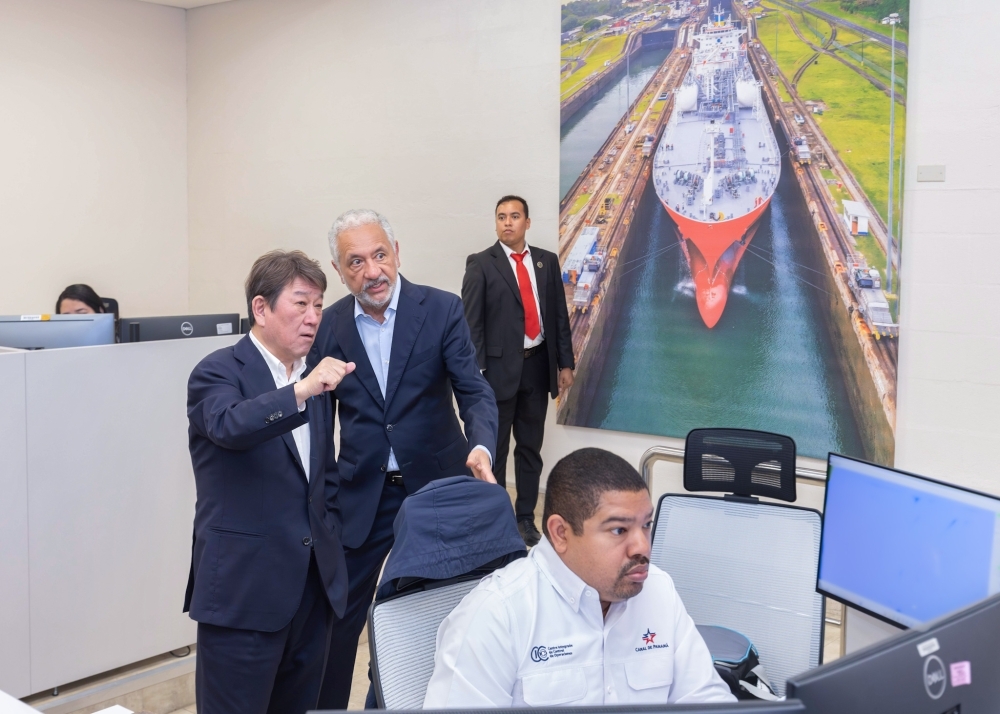 Foreign Minister MOTEGI inspects the Panama Canal　