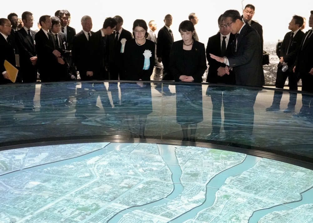 State Minister KUNIMITSU visiting the Hiroshima Peace Memorial Museum