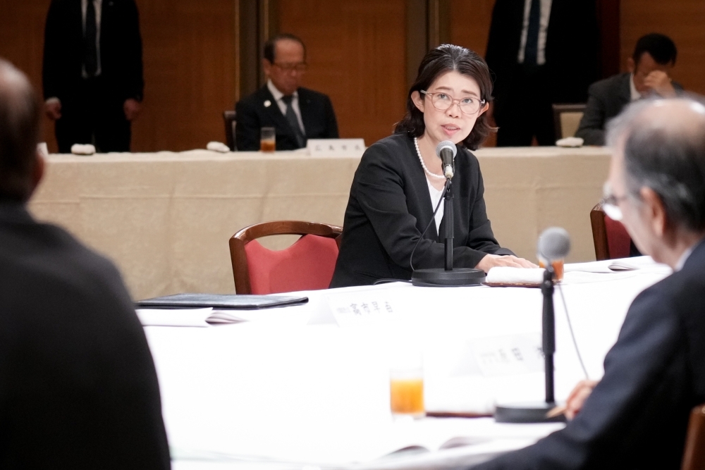State Minister KUNIMITSU exchanging views with representatives of atomic bomb survivors
