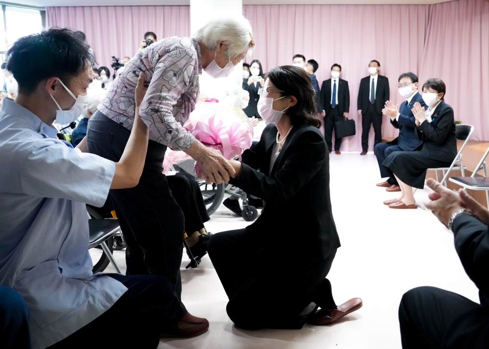 State Minister KUNIMITSU and others visiting the Kandayama Yasuragi-en nursing home for atomic bomb survivors