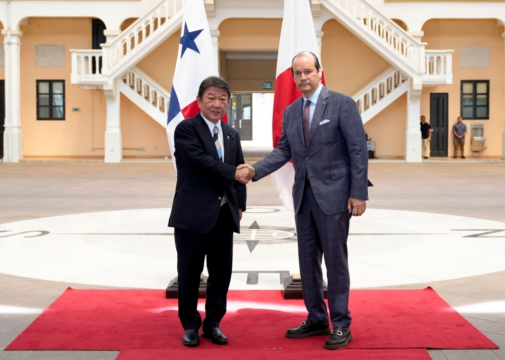 Foreign Minister MOTEGI shaking hands with Minister Martínez-Acha