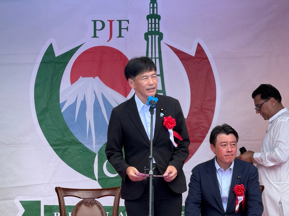 Parliamentary Vice Minister SHIMADA giving a greeting at the opening ceremony of the festival