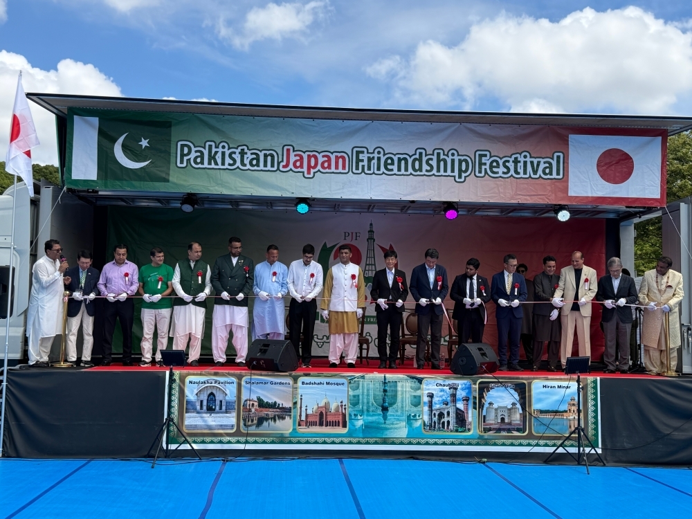 The main attendees cutting the ribbon at the festival's opening ceremony