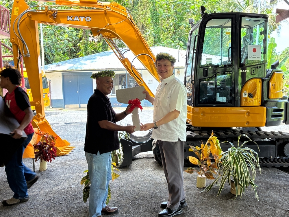 State Minister Horii handing over an excavator to Chief Magistrate Earnest