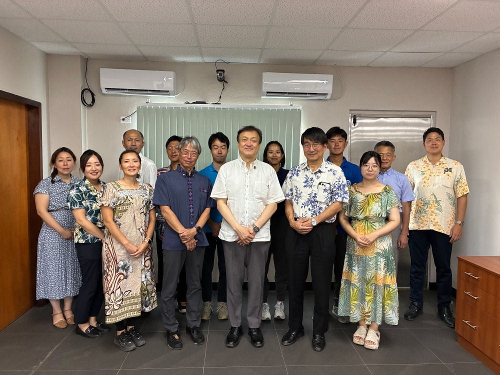 State Minister Horii exchanging views with Japanese citizens and Japan Overseas Cooperation Volunteers