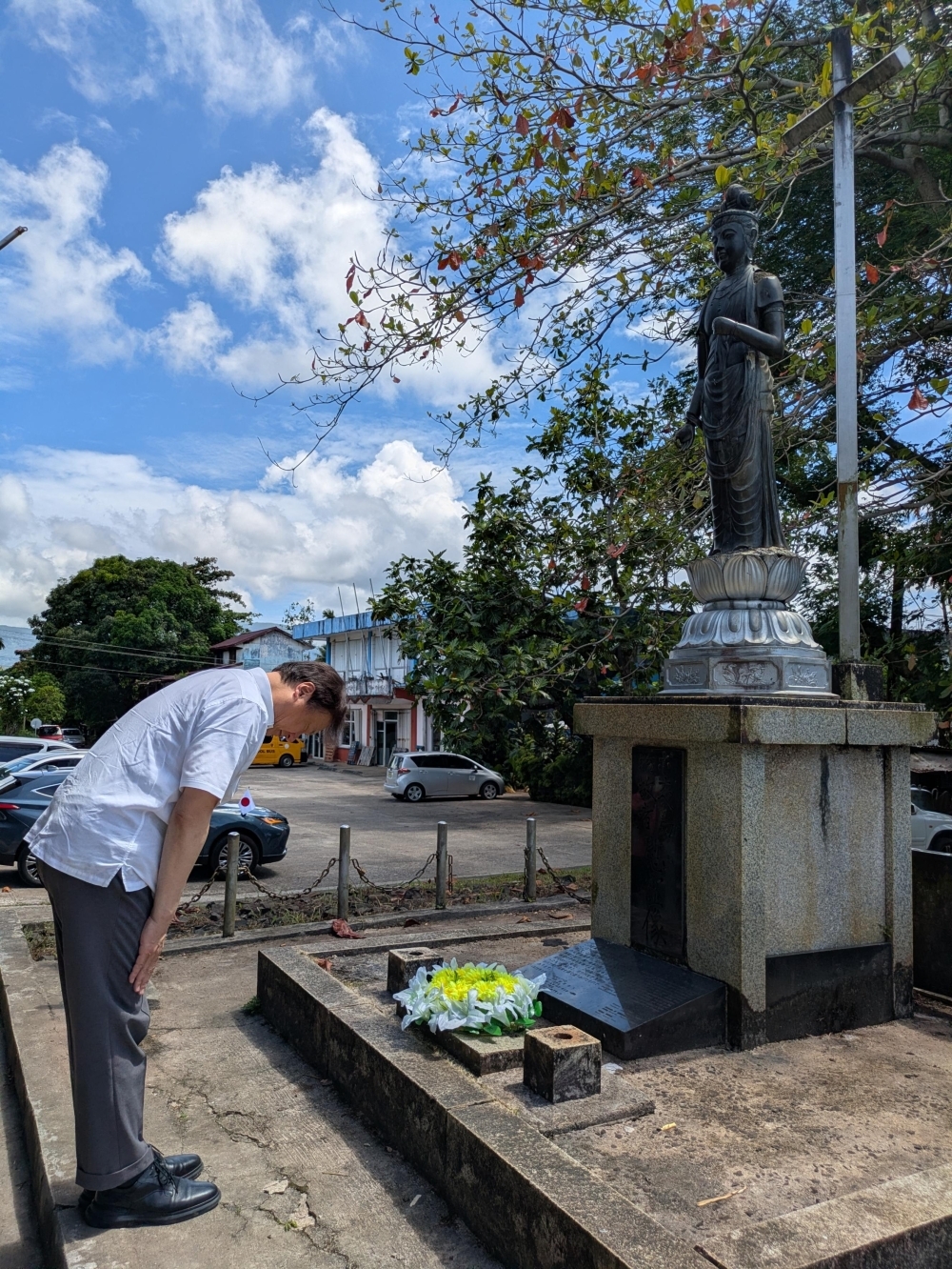 State Minister Horii laying Wreath at a memorial in Pohnpei